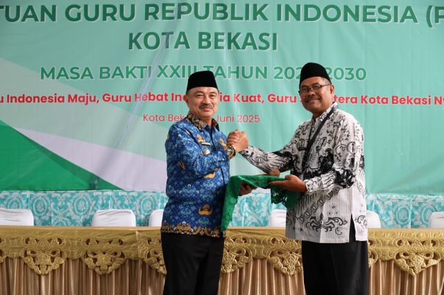 Buka Konferensi PGRI Kota Bekasi, Harris Bobihoe : Guru Memiliki Peran Strategis Membangun Peradaban