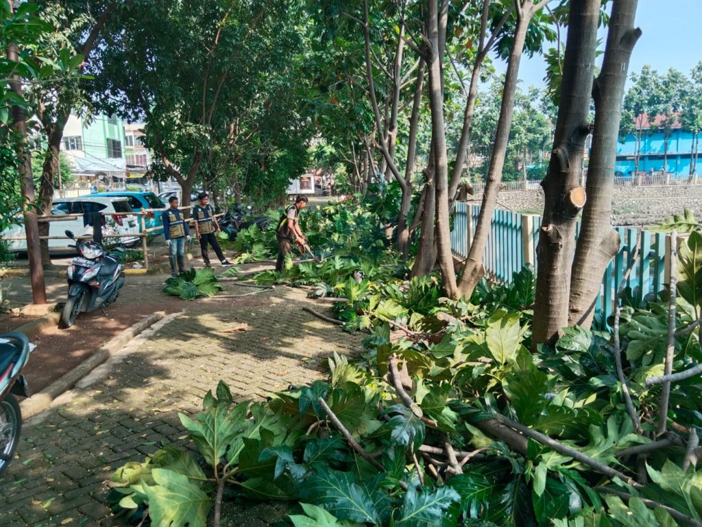 WARGA LINGKUNGAN RTH RW. 13 TAMAN GALAXY PEKAYON JAYA DAN DINAS BMSDA LAKSANAKAN PEMOTONGAN POHON