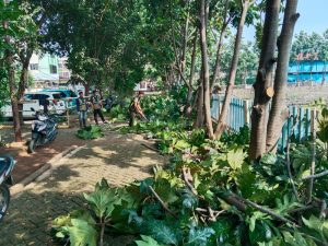 WARGA LINGKUNGAN RTH RW. 13 TAMAN GALAXY PEKAYON JAYA DAN DINAS BMSDA LAKSANAKAN PEMOTONGAN POHON