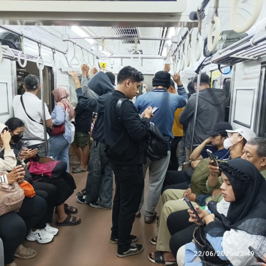 HUT ke-498 DKI Jakarta: Warga Sambut Antusias Tarif Rp1, Transportasi Publik Tetap Tertib hingga Larut Malam
