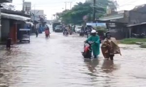 Kali CBL Meluap, Air Setinggi 40-70 Meter Rendam Jalan Babelan Bekasi