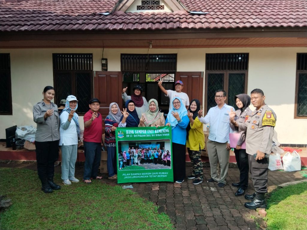 Bhabinkamtibmas Kunjungi Bank Sampah Kemuning RW 13: “Sampah Bisa Jadi Emas!”