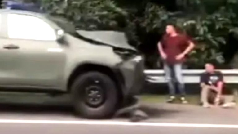 Tak Indahkan Larangan Menyalip di Lajur Bahu Jalan, Dua Mobil Bertabrakan Akibatkan Satu Tewas dan Dua Luka Berat