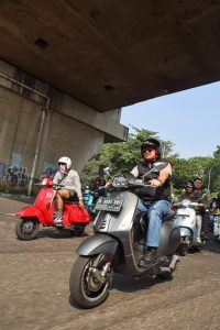 Bareng Komunitas Vespa, Wawali Harris Bobihoe Gaungkan Semangat Kemerdekaan