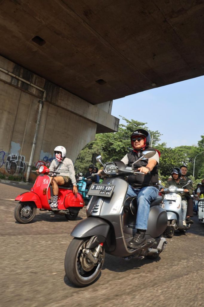 Bareng Komunitas Vespa, Wawali Harris Bobihoe Gaungkan Semangat Kemerdekaan