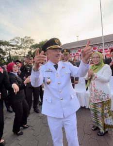Wawali Harris Bobihoe Bergoyang Tabola Bale    Bersama Masyarakat Bikin Meriah Suasana Parade Senja di Alun-Alun Kota Bekasi