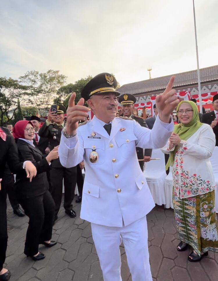 Wawali Harris Bobihoe Bergoyang Tabola Bale    Bersama Masyarakat Bikin Meriah Suasana Parade Senja di Alun-Alun Kota Bekasi