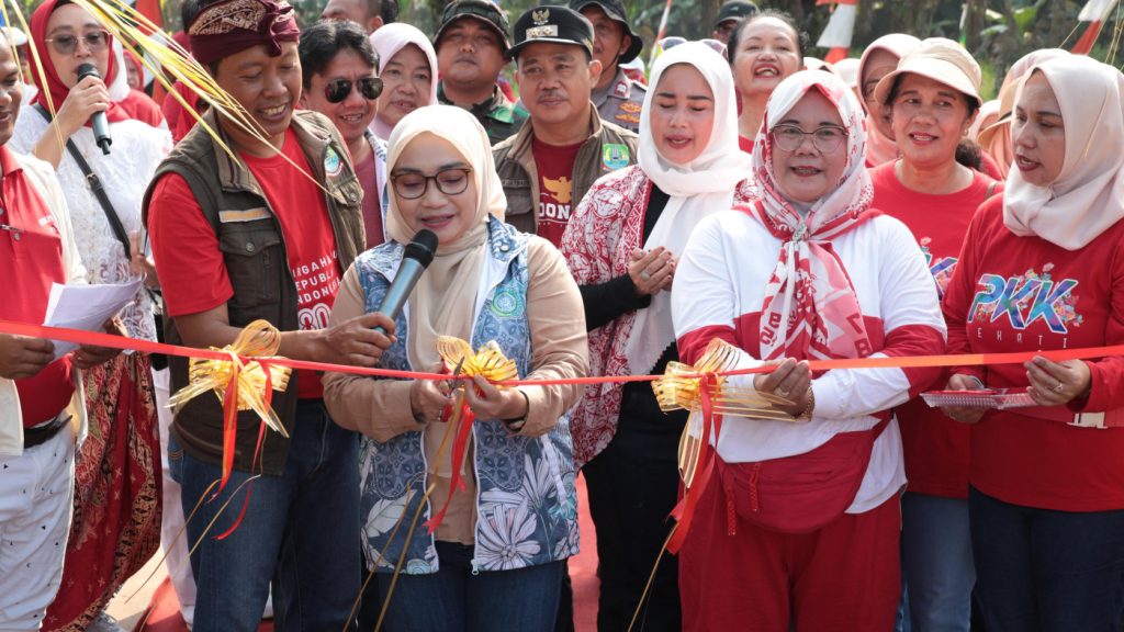 Manfaatkan Lahan Tidak Produktif Jadi Urban Farming, Warga Jatirangga Diapresiasi oleh Ketua TP PKK Wiwiek Hargono